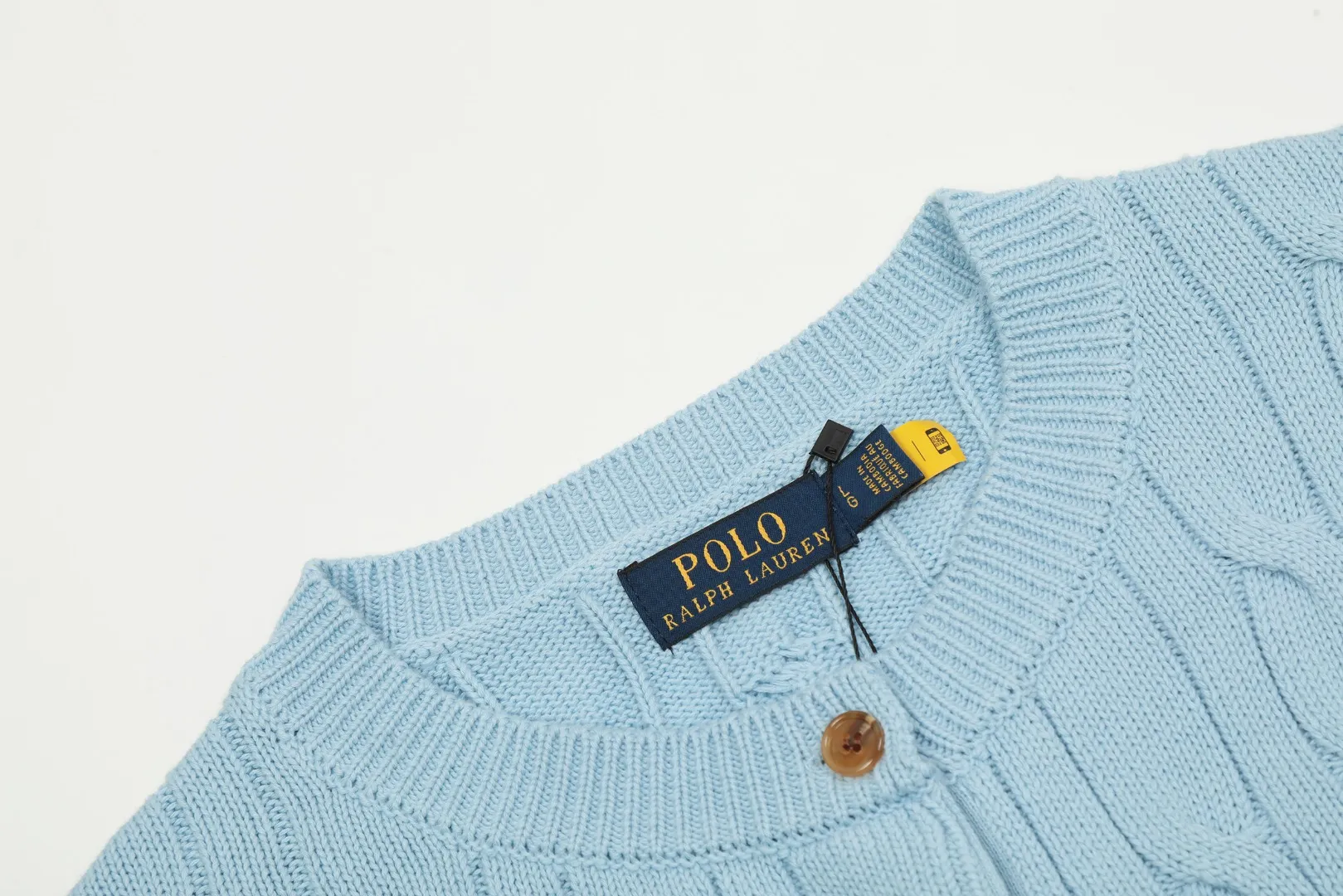 P230 Top quality" Style number: DS006# (not off the shelves all year round) [Ralph Lauren round neck solid color pony embroidery logo twist knitted cardigan] ✅Ralph Lauren Ralph Lauren classic basic versatile knitted cardigan jacket for all seasons ✅Main supplier platform live broadcast Wholesale entity Replacement if out of stock Not off the shelf ✅ZP quality 1:1 version Scan the code to enter the GF website Counter quality ✅Detailed quality The only one in Guangzhou Imported quality cotton yarn Focus on high-end, cost-effective, and good quality. Needless to say, the version is restored to the original version. The maximum size can be worn up to 160 pounds. Loose, comfortable and stress-free. ✅The upper body is simple and easy to match. A must-have for goddess ootd. Good-looking clothes are never picky. Must-have items in goddess wardrobe. Size: S- Navy blue white label Navy blue red label